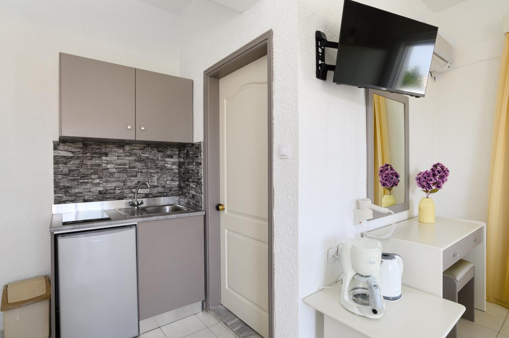 יאליסוס Eugenia Studios & Apartments מראה חיצוני תמונה