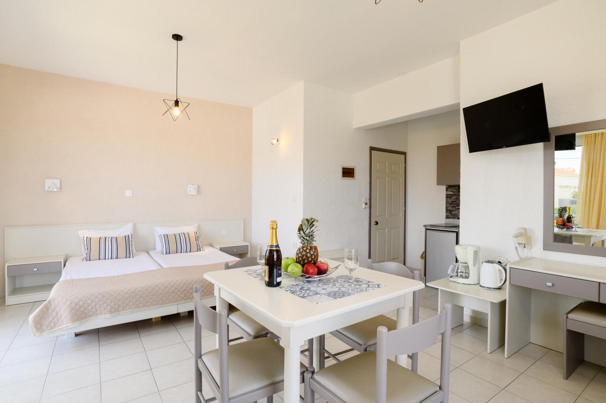 יאליסוס Eugenia Studios & Apartments מראה חיצוני תמונה